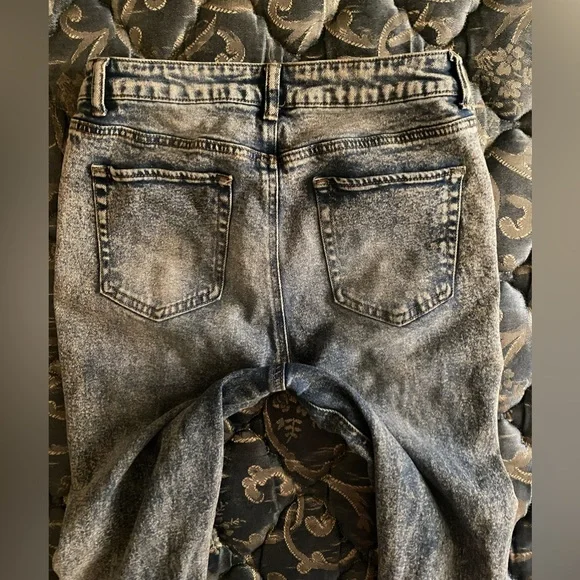 💙TINSLETOWN Washed Out Distressed Skinny Jeans💙 - Picture 2 of 11